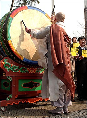 12일 인사동 문화마당에서 열린 '새만금 생명의소리' 행사에서 하유 스님이 새만금사업반대를 의미하는 법고 연주를 하고 있다. 